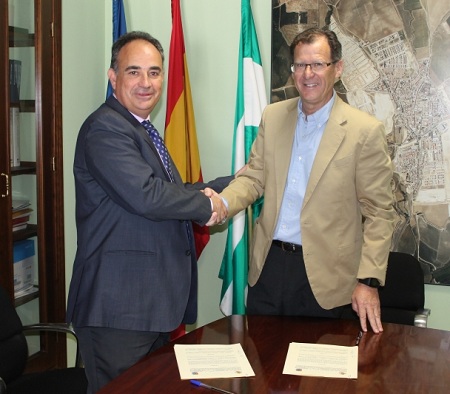 El presidente de la CHG y el alcalde de Burguillos durante la firma del convenio