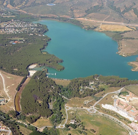 Vista aérea del embalse de Cubillas.