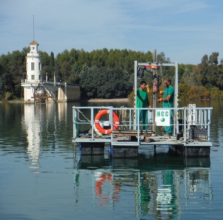 Técnicos tomando muestras de los sedimentos del embalse de Cubillas en Granada