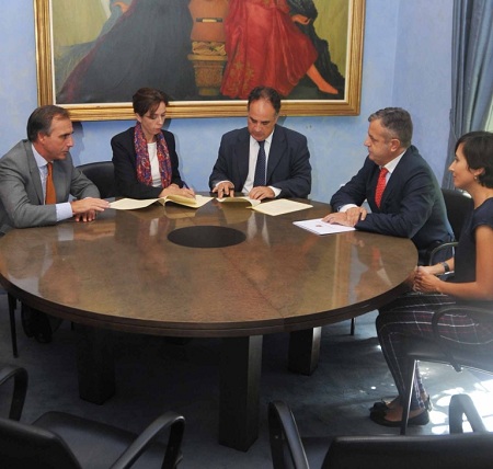 El presidente de la CHG y la presidenta de la Diputación durante la firma del convenio.