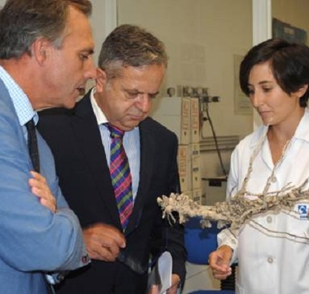 El comisario de Aguas de la CHG y el presidente de Emproacsa examinan muestras de mejillón cebra