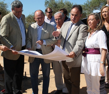 El presidente de la CHG, junto al alcalde de Mairena del Aljarafe y la subdelegada del Gobierno en Sevilla, durante la visita a las obras