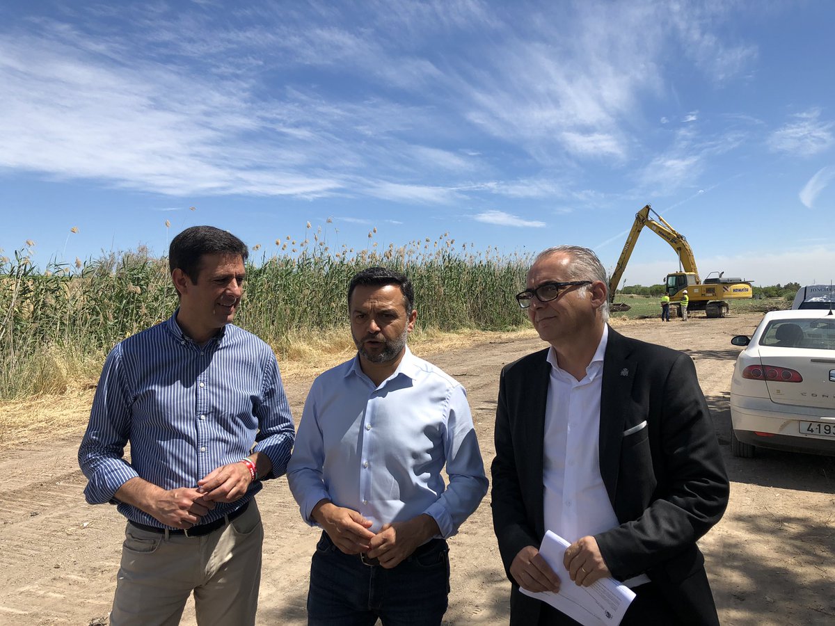 El presidente, acompañado del alcalde de Las Cabezas de San Juan, visita la limpieza del arroyo Ranchillo, en ejecución por la CHG