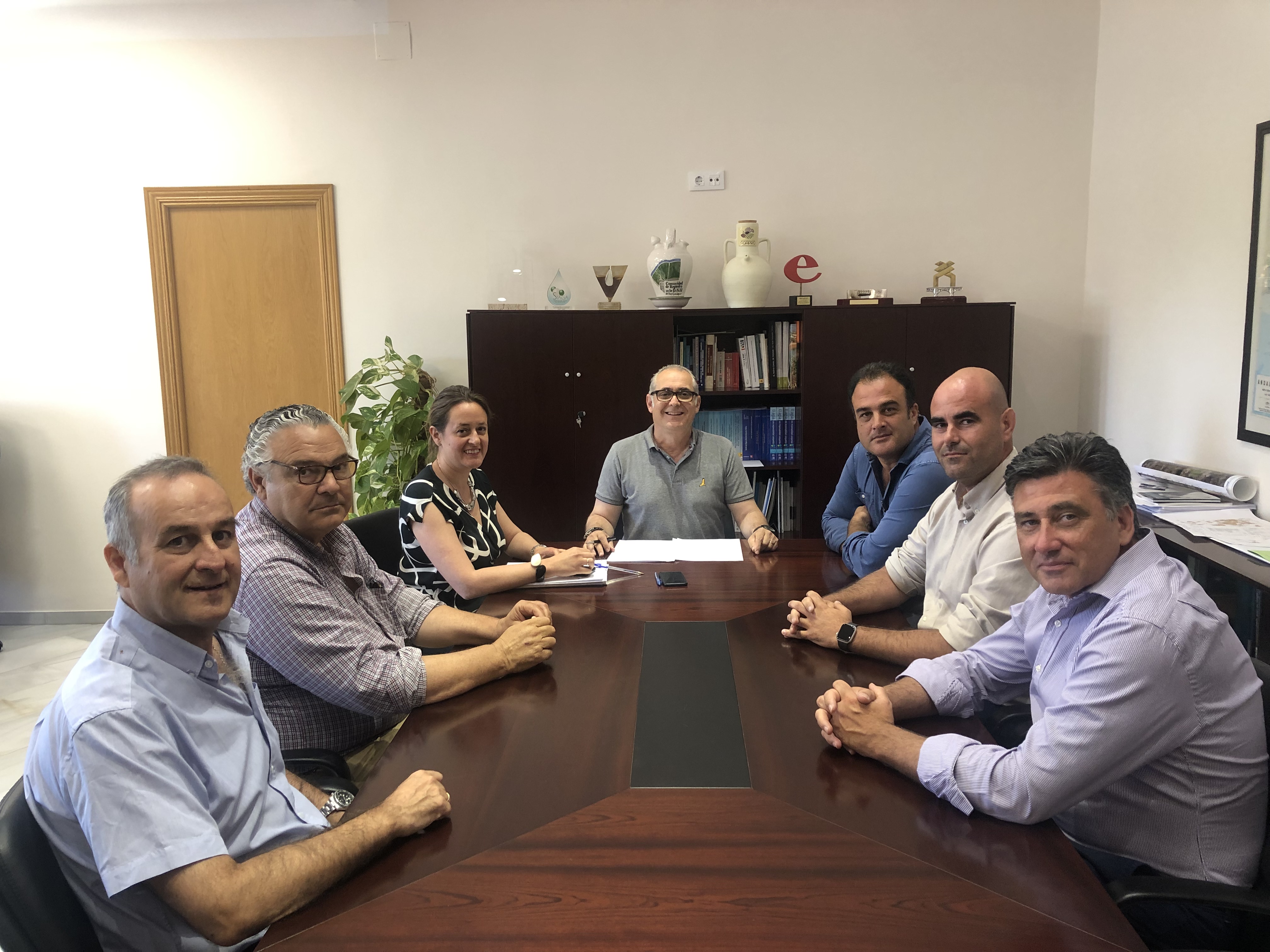 Joaquín Páez con los miembros de la Junta Central de Usuarios del Guadiamar