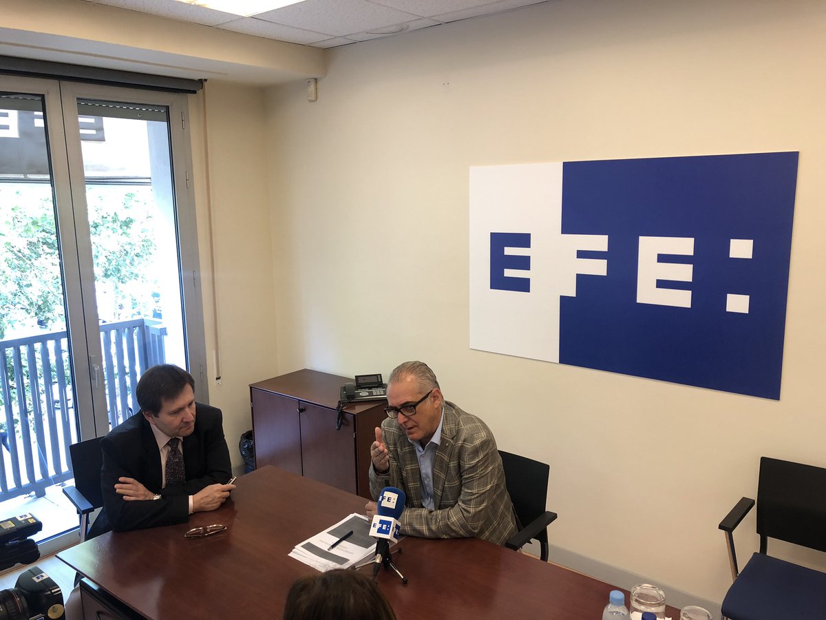 El delegado de EFE Andalucía y el presidente de la CHG en las instalaciones de la agencia de noticias, en Sevilla