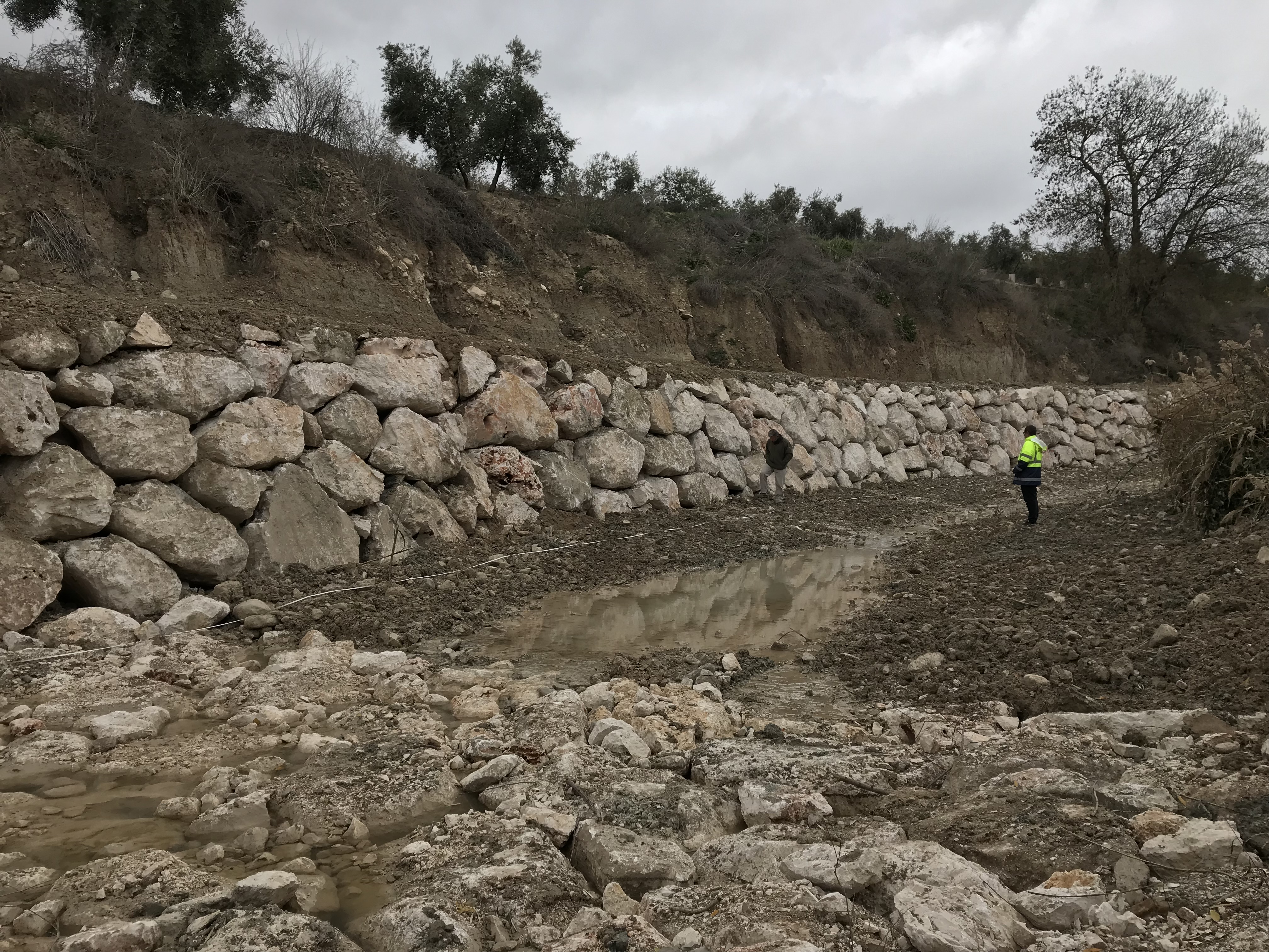 Escollera ejecutada para frenar la erosión que afectaba a la margen derecha del cauce