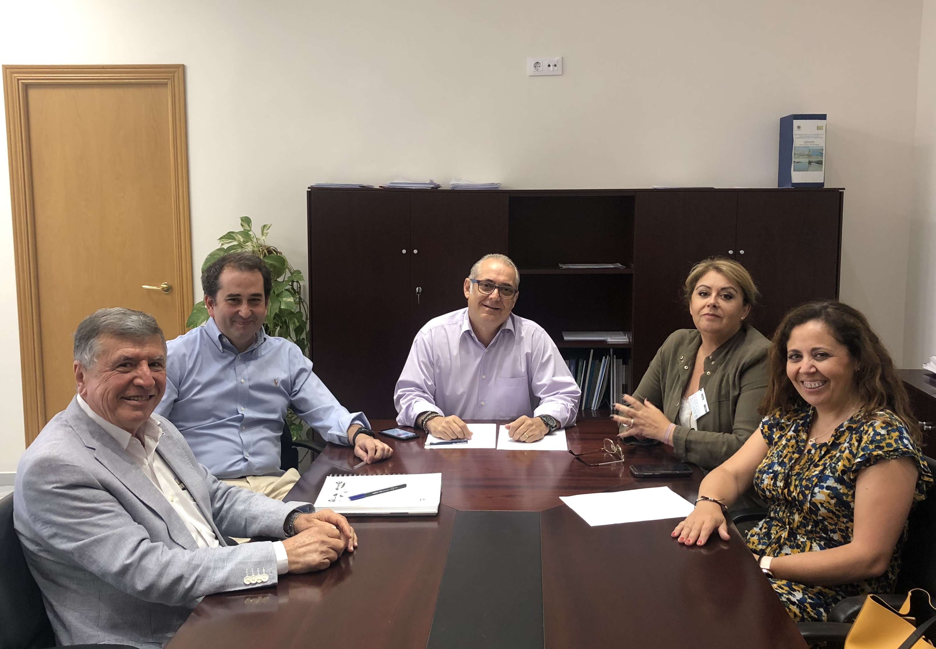 El presidente, acompañado del comisario de Aguas de la CHG, se reúne con los representantes de la CR El Fresno (Huelva)