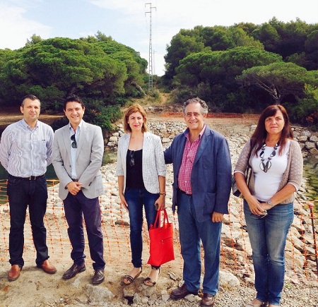 Responsables de la Diputación de Cádiz y de la CHG, durante la visita a la actuación en Río Roche