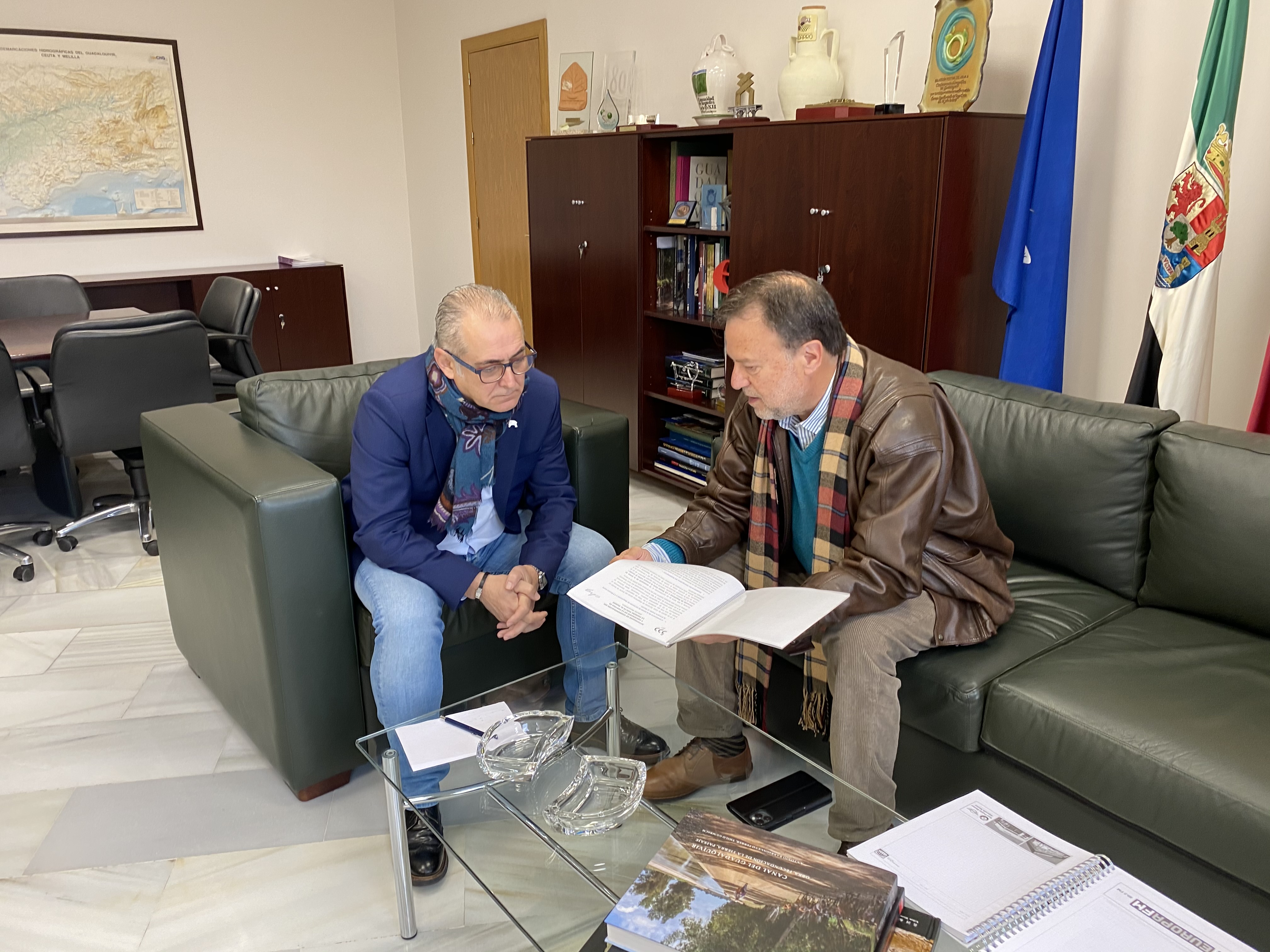 El presidente de la CHG y el delegado Especial de la Zona Franca de Sevilla durante el encuentro