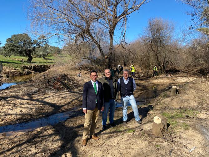 El presidente de la CHG, el subdelegado del Gobierno en Sevilla y el alcalde de El Castillo de Las Guardas visitan los trabajos de la CHG en el Guadiamar