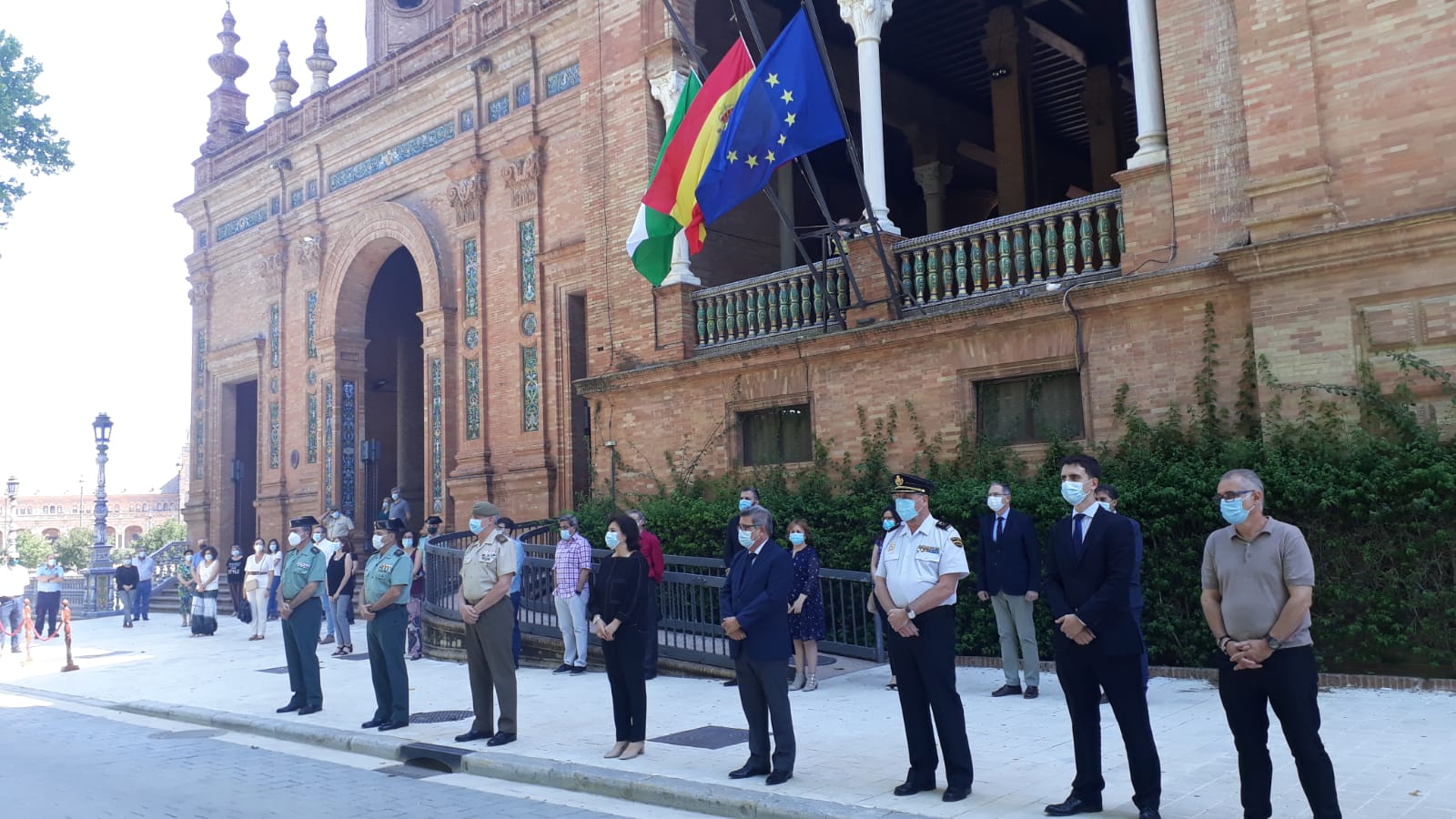 Autoridades durante el minuto de silencio en memoria de los fallecidos por COVID-19
