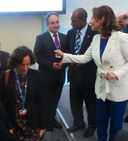 La ministra de Ecología, Desarrollo y Energía de Francia, Ségolène Royal, saluda al presidente de la CHG, Manuel Romero, en la COP 21