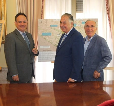 El presidente y el director técnico presentan el proyecto junto al subdelegado de Huelva.