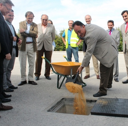 Manuel Romero y Juan José Primo colocan en Santaella la primera piedra de la obra.