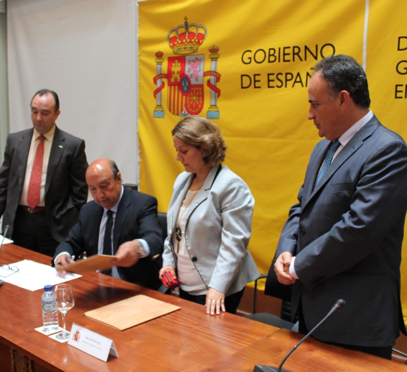 Los presidentes de ambas instituciones suscriben el acuerdo en la Delegación del Gobierno de Extremadura.