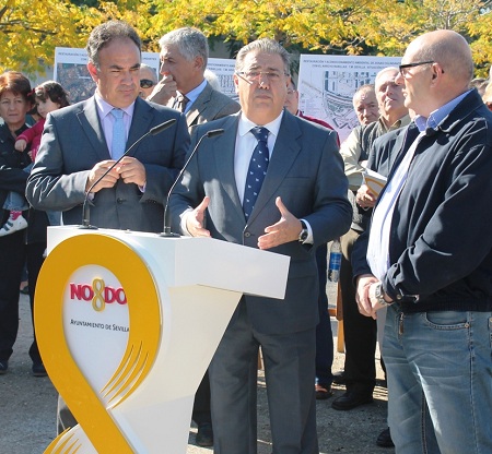 Manuel Romero y el alcalde de Sevilla, Juan Ignacio Zoido, presentaron el proyecto a los vecinos el pasado noviembre