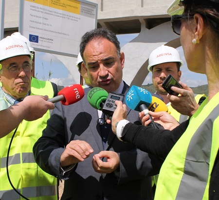 Manuel Romero atiende a los periodistas que se han desplazado hasta la zona de actuación, en Cantillana