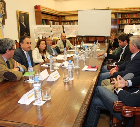 Reunión mantenida entre la delegada del Gobierno, el presidente de la CHG y lo 9 alcaldes beneficiarios.