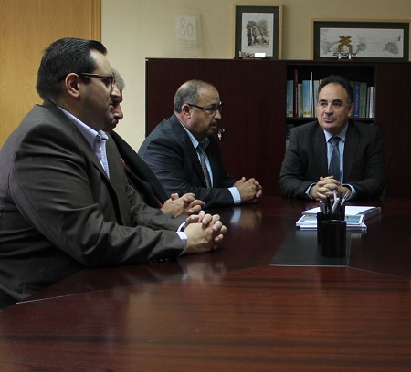 Representantes del Gobierno de Joradnia con el presidente de la CHG.