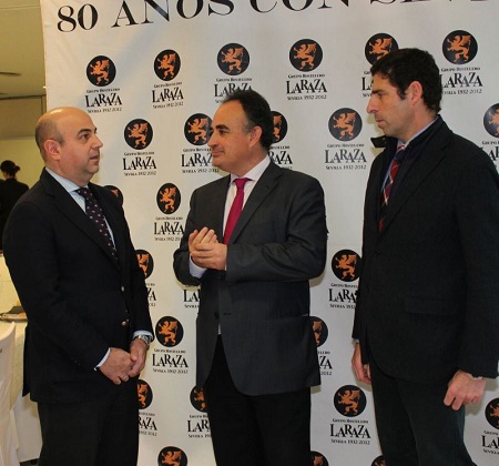 Manuel Romero, junto a los directivos de La Raza, Pedro Sánchez-Cuerda y José Ignacio de Rojas