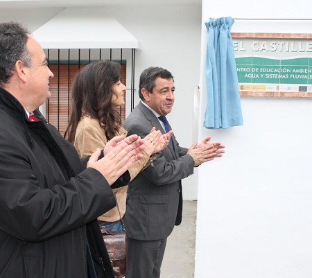 Manuel Romero junto a Inmaculada Gil y a José Loaiza, durante el acto.