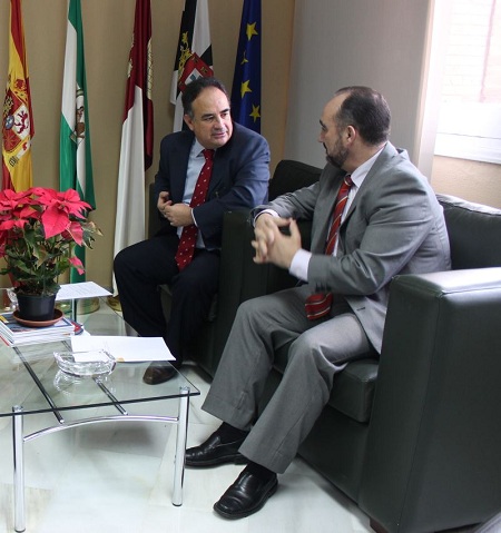 Ambos presidentes repasan las inversiones de la CHG en Extremadura.