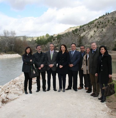 Representantes de las diferentes administraciones junto a la zona de la actuación en Jauja (Córdoba).