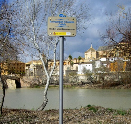 Carteles colocados en las márgens del Guadalquivir a su paso po Córdoba.
