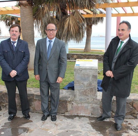 El presidente, el delegado del Gobierno y el consejero de Medio Ambiente descubren el monolito como símbolo del inicio de las obras.