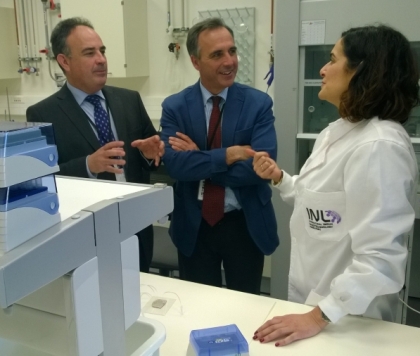 El presidente de la CHG en la visita realizada a los laboratorios del INL