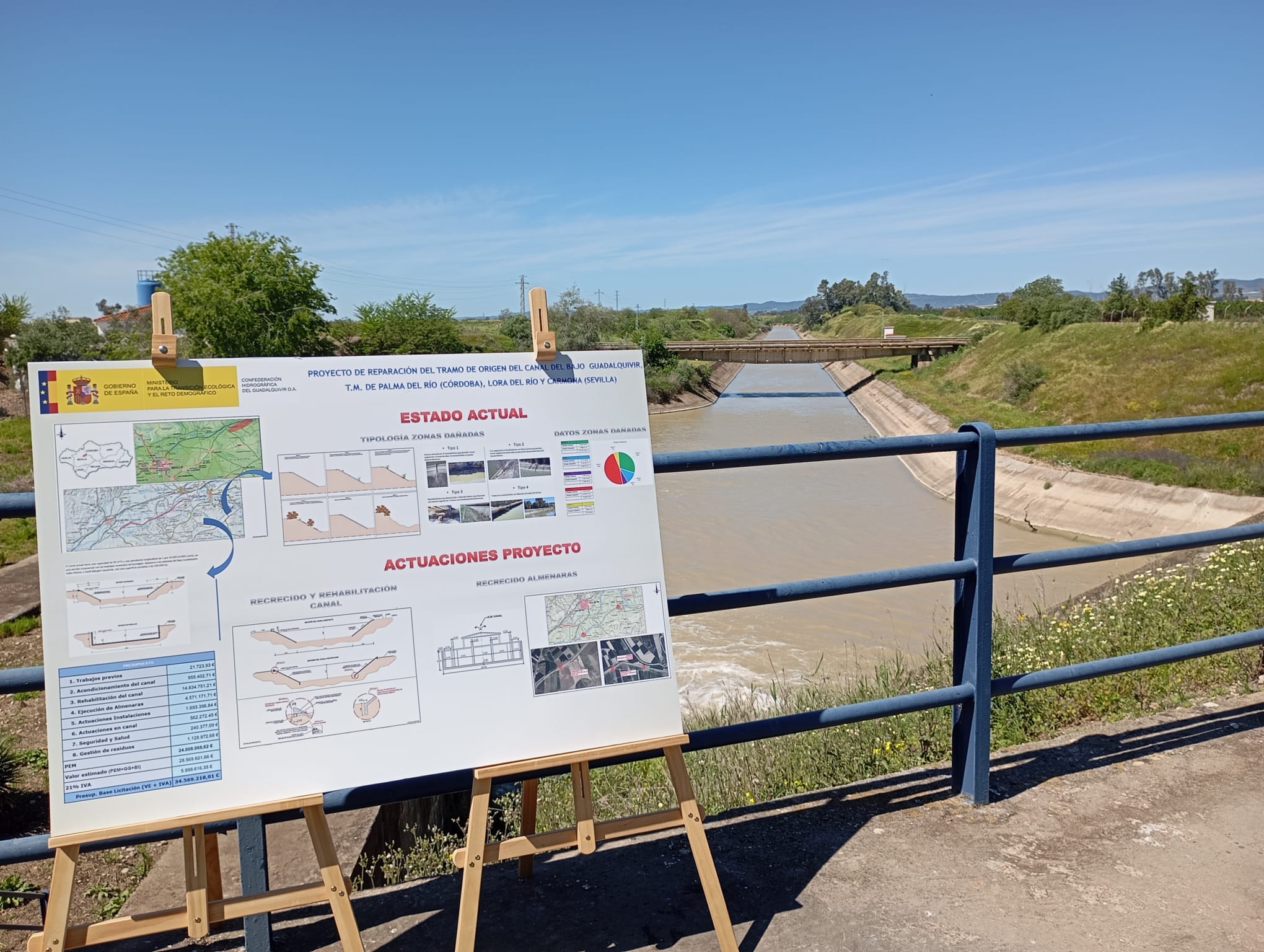 Cartel explicativo de la actuación y vista del tramo origen del Canal del Bajo Guadalquivir.