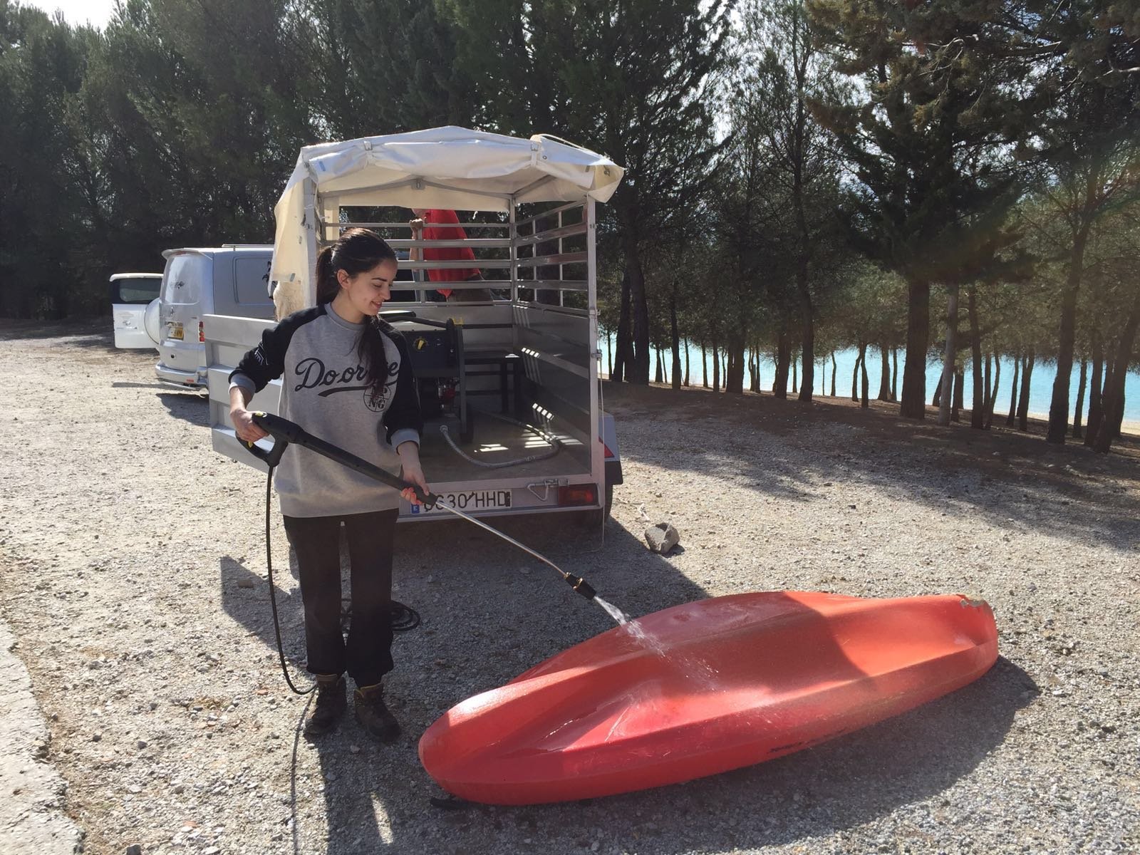 Una usuaria estrena la estación de desinfección en el embalse de Los Bermejales