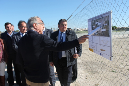 El director técnico explica la obra al delegado del Gobierno en presencia del presidente de la CHG