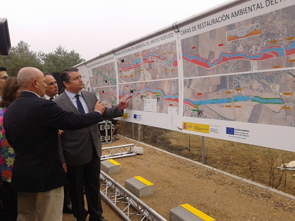 El delegado del Gobierno y el presidente de la CHG durante el acto de inauguración de la restauración del arroyo Riopudio