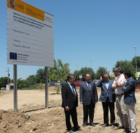 El delegado del Gobierno en Andalucía, junto al presidente de la CHG y al alcalde de Mairena del Aljarafe