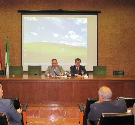 El presidente de la CHG, Manuel Romero, y el jefe de la OPH, Víctor Cifuentes
