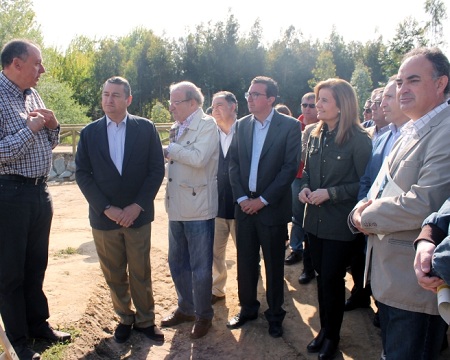 La ministra de Fomento en un momento de la visita acompañada del delegado del Gobierno y el presidente de la CHG