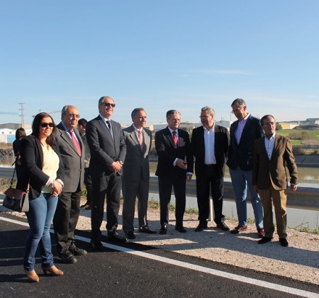 El comisario de Aguas en el centro junto al vicepresidente de la Diputación