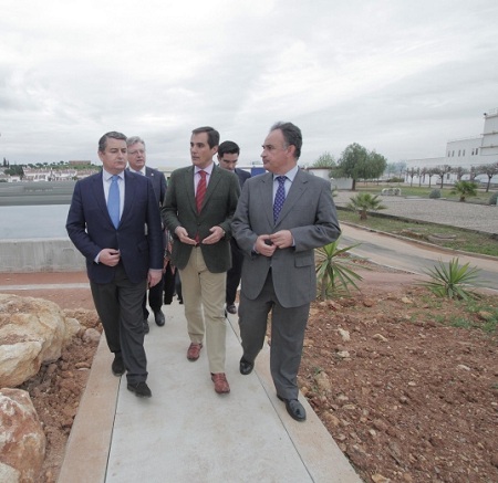 El delegado del Gobierno en Andalucía, el alcalde de Córdoba y el presidente de la CHG durante la inauguración