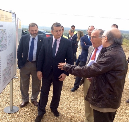 El delegado del Gobierno en Andalucía durante la visita junto al subdelegado del Gobierno en Jaén y el director técnico de la CHG