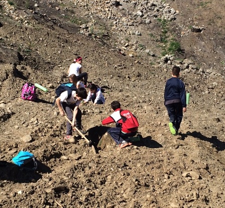 Voluntarios en el monte Cenes